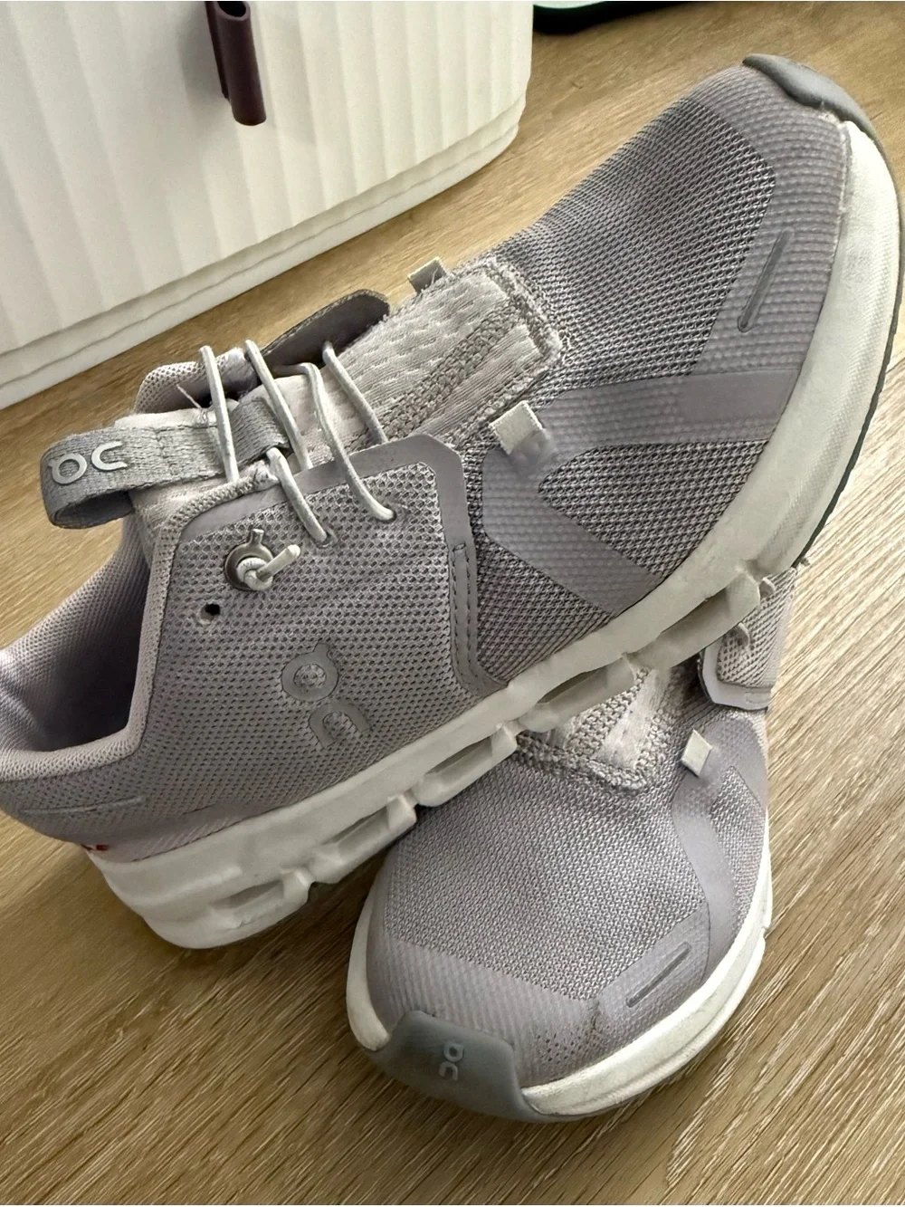 On Running Cloud Kids Girls Gray & White Sneakers Size 4